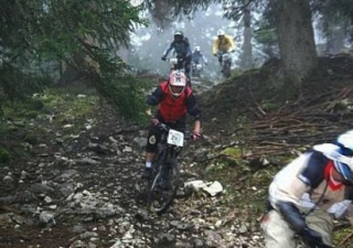 Bicicleta de montanha inesquecível com amigos 